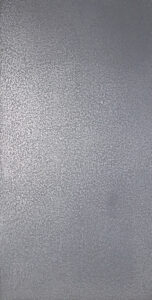 Eine stilvolle Wand zeigt eine edle Metalloptik, perfekt für kreative Wandgestaltung im Wohnzimmer von Einhornwerke.