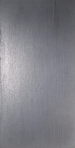Die Wand zeigt eine glatte, metallisch schimmernde Oberfläche, ideal für moderne Wandgestaltung im Wohnzimmer.