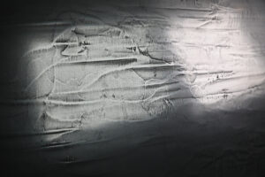 Eine Wand im Wohnzimmer zeigt eine kunstvolle metallische Textur, ideal für kreative Wandgestaltung mit Einhornwerke.