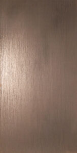 Die Wand zeigt eine elegante Struktur in Zinnbronze, perfekt für kreative Wandgestaltung im Wohnzimmer.
