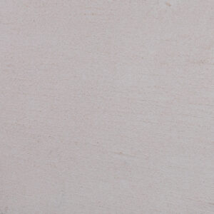 Eine glatte, cremefarbene Wand im Wohnzimmer zeigt die elegante Struktur des HERKLULES-0190 Streichputzes.