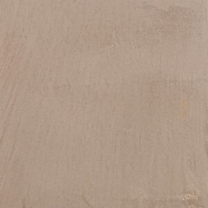 Ein glatt aufgetragener Streichputz in natürlichem Beige verleiht den Wänden im Wohnzimmer eine elegante Wandgestaltung.