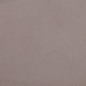 Eine gleichmäßig verputzte Wand im Wohnzimmer zeigt die hochwertige Textur des HERKLULES-1802 Streichputzes.