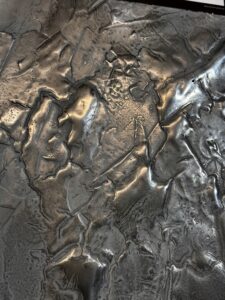 Eine kunstvolle metallische Oberfläche zeigt die raffinierte Wandgestaltung mit Echmetall-Spachteltechnik von Einhornwerke.