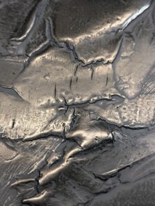 Eine Nahaufnahme zeigt eine kunstvolle Metallstruktur, ideal für kreative Wandgestaltung im Wohnzimmer von Einhornwerke.
