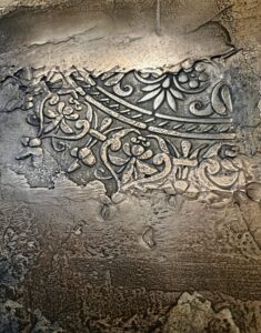 Die kunstvolle Wandgestaltung zeigt ein florales Relief in Echtmetalloptik von Einhornwerke, ideal für kreative Wohnzimmer.
