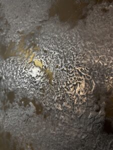 Eine stilvolle Echtmetall oberfläche zeigt metallische Spachteltechnik mit flüssigem Metall, ideal für kreative Möbelgestaltung. Rezept: Unikat