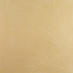 Eine glatte, beige Wand mit Marmorputz verleiht dem Wohnzimmer eine elegante und stilvolle Wandgestaltung.