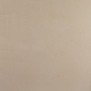 Eine glatte, cremefarbene Wand zeigt die elegante Textur von MARMOREA Kalkputz für stilvolle Wandgestaltung.