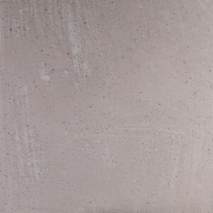 Eine elegante, glatte Wand aus MARMOREA Nero 722 zeigt feine Strukturen mit schwarzem Marmorsand für kreative Wandgestaltung im Wohnzimmer.