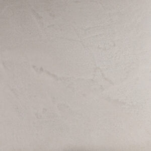 Ein eleganter Marmorputz in sanften Grautönen verleiht der Wand im Wohnzimmer eine stilvolle und hochwertige Optik.